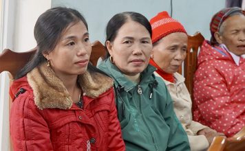 Dù được tuyên truyền, vận động nhưng vì hoàn cảnh khó khăn, chị Hà Thị Hương (ngoài cùng bên trái) vẫn không có điều kiện tham gia BHXH tự nguyện.
