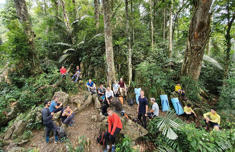 Du khách quốc tế bị thu hút bởi những cung đường trekking tuyệt đẹp phía trong đại ngàn Phong Nha-Kẻ Bàng.