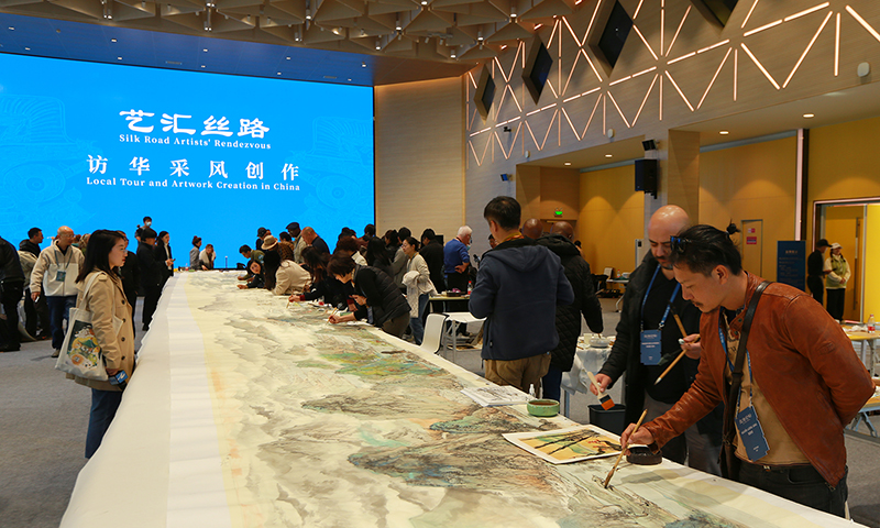 Các hoạt động của nghệ sĩ quốc tế tại “Cuộc gặp gỡ của nghệ sĩ trên con đường tơ lụa” .