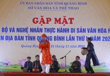  Hoàng Việt Anh (áo đỏ) trình diễn sắc bùa trên sân khấu.