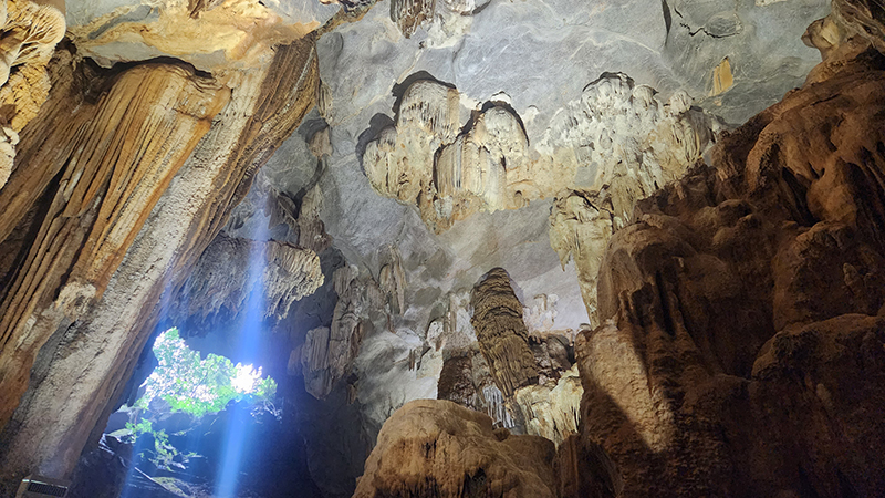 Hệ thống thạch nhũ đa dạng phía bên trong động Tiên Sơn. 