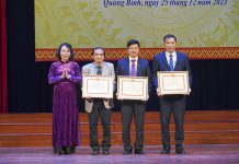  Lãnh đạo Sở Văn hóa-Thể thao trao bằng khen của Bộ Văn hóa-Thể thao-Du lịch cho các tập thể, cá nhân