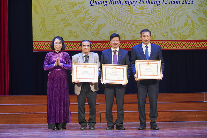 Lãnh đạo Sở Văn hóa-Thể thao trao bằng khen của Bộ Văn hóa-Thể thao-Du lịch cho các tập thể, cá nhân