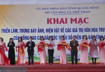 Các đại biểu cắt băng khai mạc triển lãm