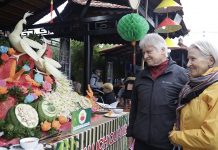 Hội thi và trình diễn ẩm thực du lịch Quảng Bình hứa hẹn là không gian văn hóa ấn tượng (trong ảnh: Du khách quốc tế tại hội thi ẩm thực du lịch Quảng Bình năm 2023).