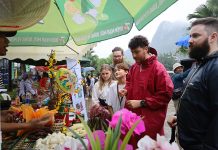 Du khách nước ngoài tham quan các gian ẩm thực tại hội thi.