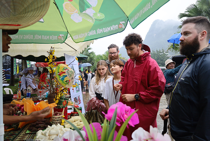 Du khách nước ngoài tham quan các gian ẩm thực tại hội thi.