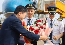  Lãnh đạo Sở Du lịch tặng hoa cho phi hành đoàn.