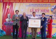 Lãnh đạo sở Văn hóa và Thể thao trao Bằng công nhận di tích lịch sử cấp tỉnh cho đại diện dòng họ Mai làng Thọ Linh và chính quyền địa phương.