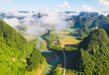 Được bao bọc giữa bốn bề núi đá, làng Tân Hóa thu hút du khách bởi cảnh sắc thiên nhiên hùng vĩ.