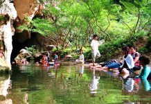 Du khách trải nghiệm các dịch vụ trước hang Thủy Cung, thung lũng Sinh Tồn.