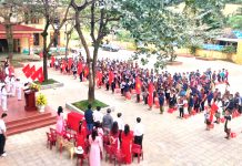 Chào cờ đầu tuần của Trường PTDTBT tiểu học và THCS Lâm Thủy (Lệ Thủy). 