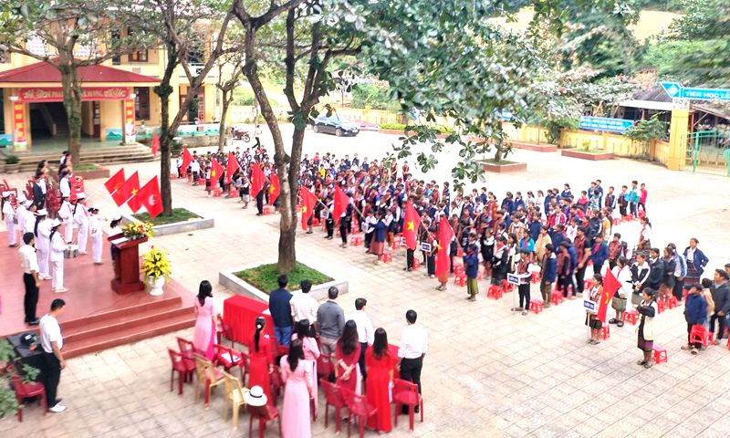 Chào cờ đầu tuần của Trường PTDTBT tiểu học và THCS Lâm Thủy (Lệ Thủy). 