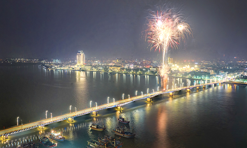 Lung linh cầu Nhật Lệ. Ảnh: Nguyễn Hải