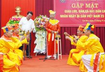 Câu lạc bộ hát bội, múa tiên xã Tân Hóa đang biểu diễn một bài hát bội.