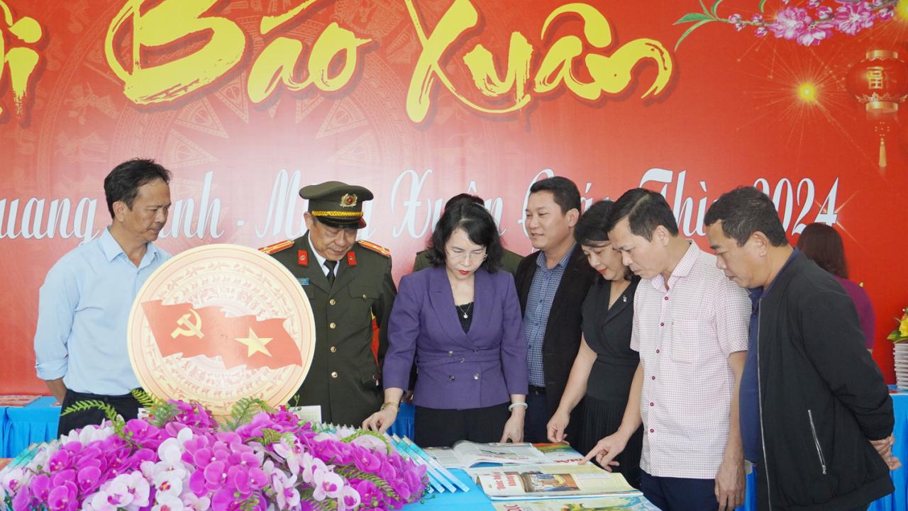 Lãnh đạo Sở Văn hóa-Thể thao tham quan trưng bày sách, báo tại Thư viện tỉnh trong ngày 2/2/2024.