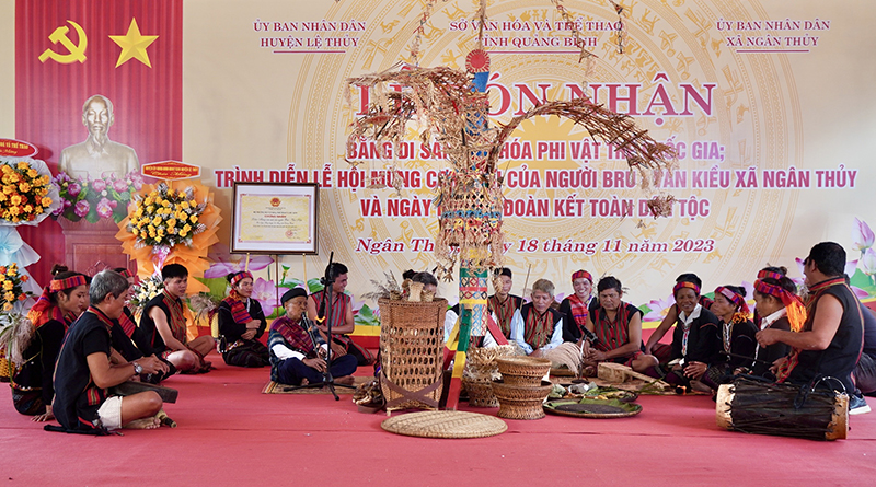 Trình diễn lễ hội mừng cơm mới của đồng bào Bru-Vân Kiều xã Ngân Thủy (Lệ Thủy).  