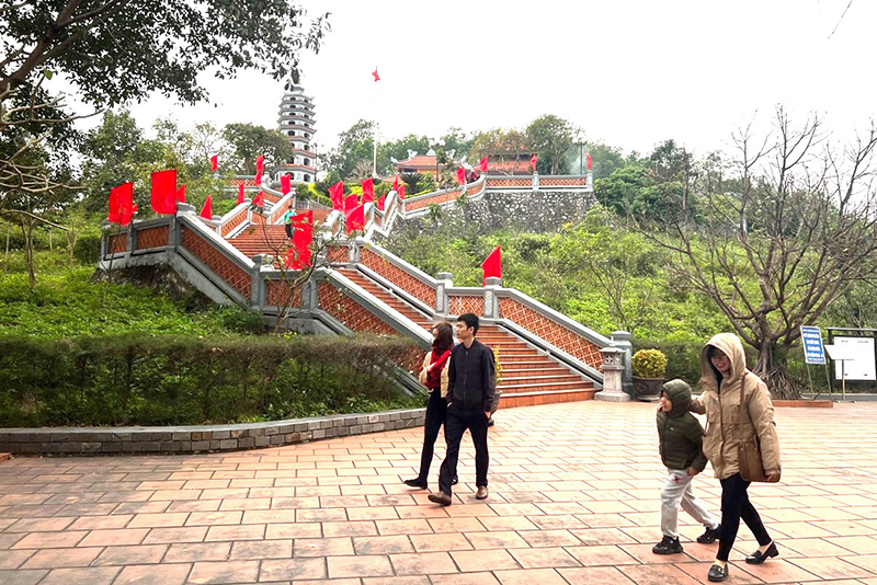 Đền tưởng niệm liệt sỹ Trường Sơn Bến phà Long Đại, một trong những di tích đã được gắn mã QR.