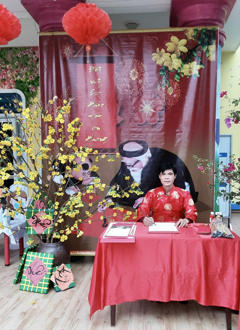 Dù hiện tại không thường xuyên viết thư pháp, nhưng bất kể lúc nào có thời gian anh Nguyễn Quốc Vượng lại mài mực, múa bút.