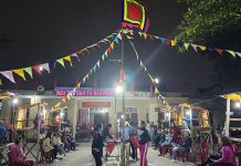 Hội chơi bài chòi ở tổ dân phố 1, phường Nam Lý (TP. Đồng Hới) thu hút đông đảo người dân và du khách đến chơi/xem.