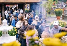 Người dân đến chùa Hoằng Phúc dâng hương.