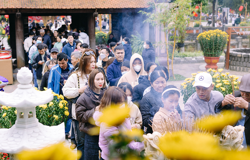 Người dân đến chùa Hoằng Phúc dâng hương.