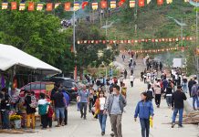 Rất đông người dân đến vãn cảnh, dâng hương tại chùa núi Thần Đinh.