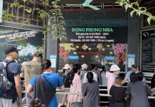 Du lịch Quảng Bình khởi động năm Giáp Thìn 2024 Du khách mua vé tham quan động Phong Nha những ngày đầu năm mới.