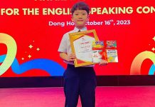 Đặng An Tuyên nhận giải ba cuộc thi hùng biện Tiếng Anh do Trường tiểu học Chu Văn An tổ chức.