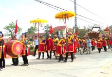 Rước kiệu ngài Thành hoàng tại lễ hội Kỳ phúc ở đình làng Hòa Ninh, xã Quảng Hòa còn lưu giữ được những nét truyền thống.