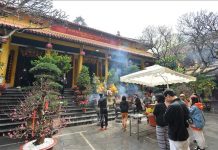 Người dân cầu bình an, may mắn tại chùa Quán Sứ (Hà Nội). Ảnh tư liệu: Minh Đức/TTXVN