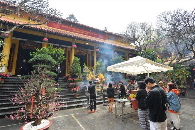 Người dân cầu bình an, may mắn tại chùa Quán Sứ (Hà Nội). Ảnh tư liệu: Minh Đức/TTXVN