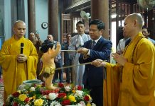 Lãnh đạo huyện Lệ Thủy thực hiện nghi lễ tắm Phật.