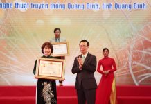 Chủ tịch nước Võ Văn Thưởng trao tặng danh hiệu “Nghệ sĩ nhân dân” cho diễn viên hát Nguyễn Thị Thấy (Đoàn Nghệ thuật truyền thống Quảng Bình).