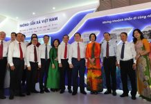 Các đại biểu tham quan gian trưng bày của TTXVN tại Hội Báo toàn quốc 2024. (Ảnh: Thu Hương/TTXVN)