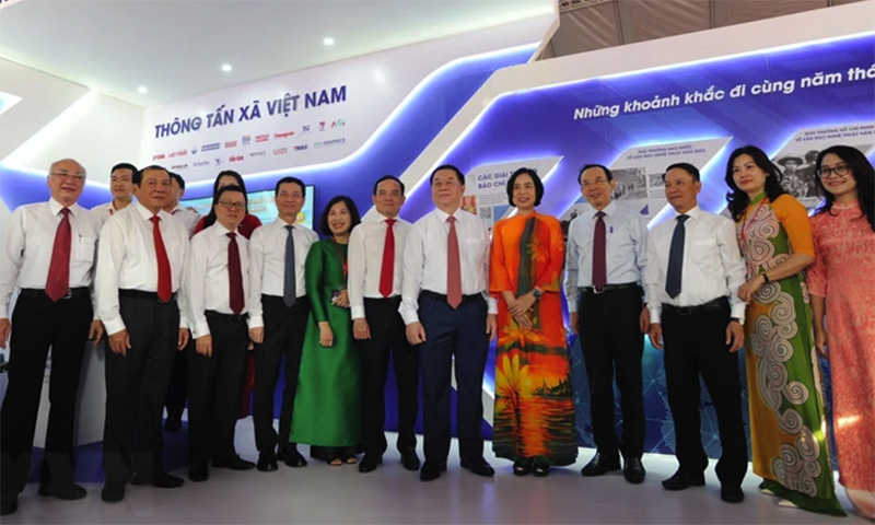 Các đại biểu tham quan gian trưng bày của TTXVN tại Hội Báo toàn quốc 2024. (Ảnh: Thu Hương/TTXVN)