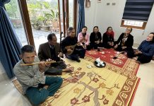 “Giữ lửa” văn hóa truyền thống CLB dân ca hò khơi Ngư Thủy (Lệ Thủy) là nơi lưu giữ hai mái hò khơi và hò nậu xăm của người làng biển.