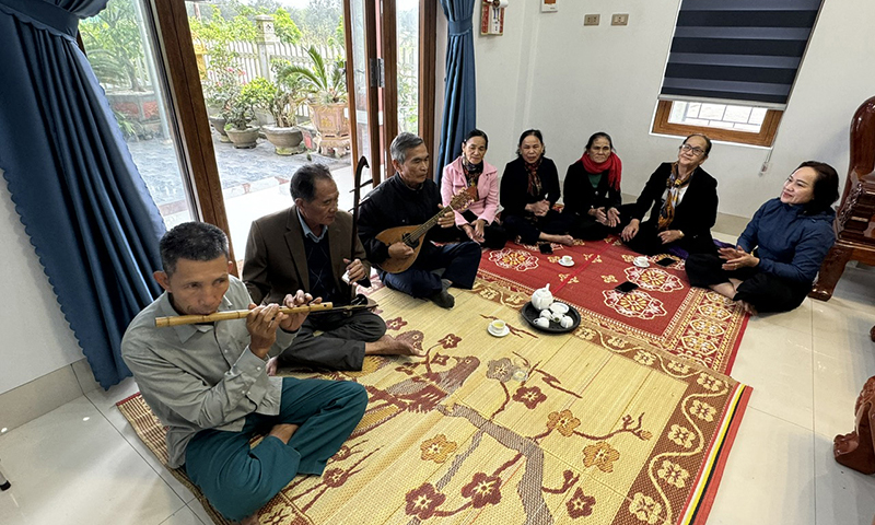 CLB dân ca hò khơi Ngư Thủy (Lệ Thủy) là nơi lưu giữ hai mái hò khơi và hò nậu xăm của người làng biển.