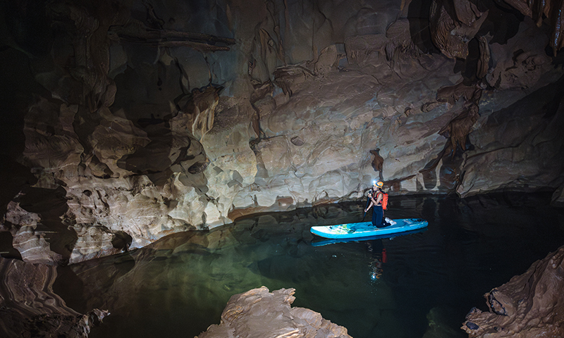 Du khách trải nghiệm, khám phá Hung Thoòng-một sản phẩm của Jungle Boss.