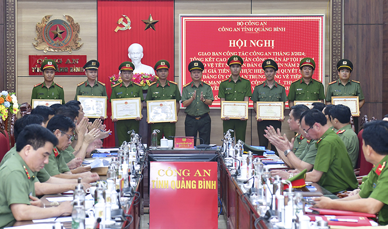 Đồng chí đại tá Nguyễn Hữu Hợp, Giám đốc Công an tỉnh trao giấy khen cho các tập thể, cá nhân có thành tích xuất sắc trong đấu tranh, trấn áp các loại tội phạm.