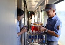 Nhiều du khách lựa chọn du lịch bằng tàu hỏa thay vì đi máy bay (Trong ảnh: Du khách trải nghiệm tàu du lịch QB1 Hà Nội-Quảng Bình). 