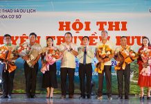 Hội thi tuyên truyền lưu động kỷ niệm Ngày mở đường Hồ Chí Minh-Ngày truyền thống Bộ đội Trường Sơn Lãnh đạo Sở Văn hóa và Thể thao, UBND huyện Bố Trạch tặng hoa, quà chúc mừng các đội tuyên truyền lưu động.