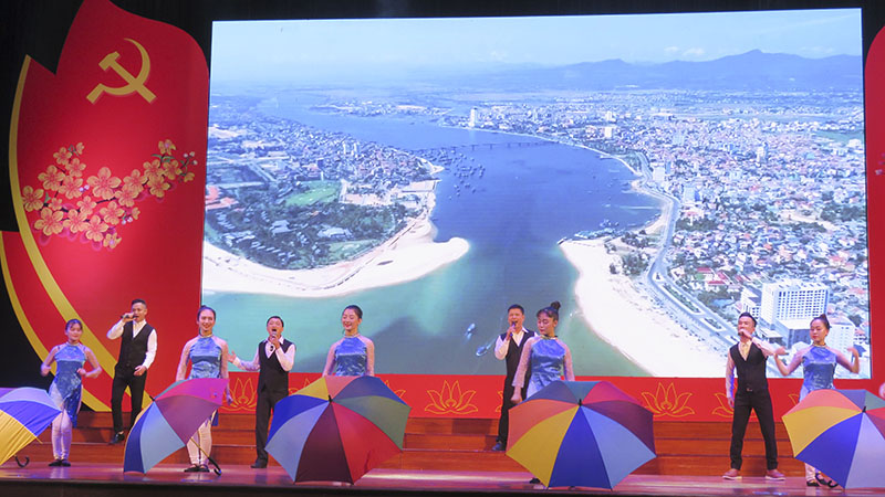 Vẻ đẹp, sức trẻ của TP. Đồng Hới được thể hiện trong nhiều ca khúc của các thế hệ nhạc sĩ.