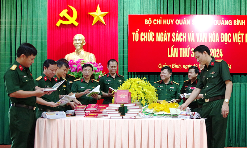 Đại biểu tham quan gian trưng bày sách theo các chủ đề.