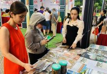 Du khách tham quan, tìm hiểu gian hàng du lịch Quảng Bình.