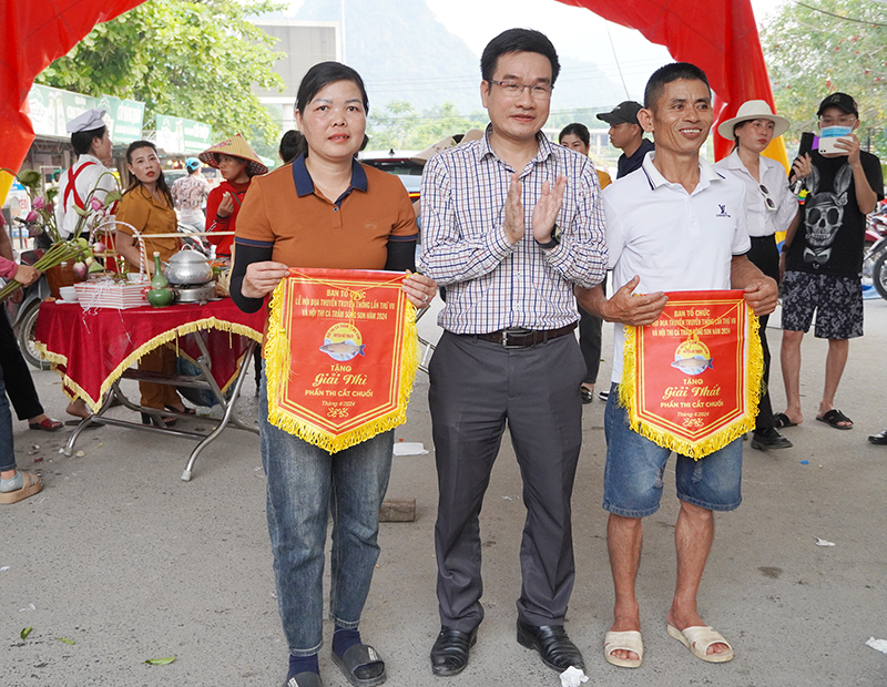 Ban Tổ chức trao giải nhất, nhì nội dung thi cắt chuối.