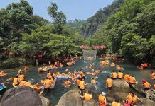 Trong dịp lễ 30/4, 1/5, Khu du lịch sinh thái suối nước Moọc thu hút hàng nghìn lượt khách đến tham quan, trải nghiệm.