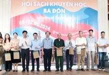 TX. Ba Đồn: Khai mạc hội sách lần thứ II Ban tổ chức tặng sách cho độc giả.