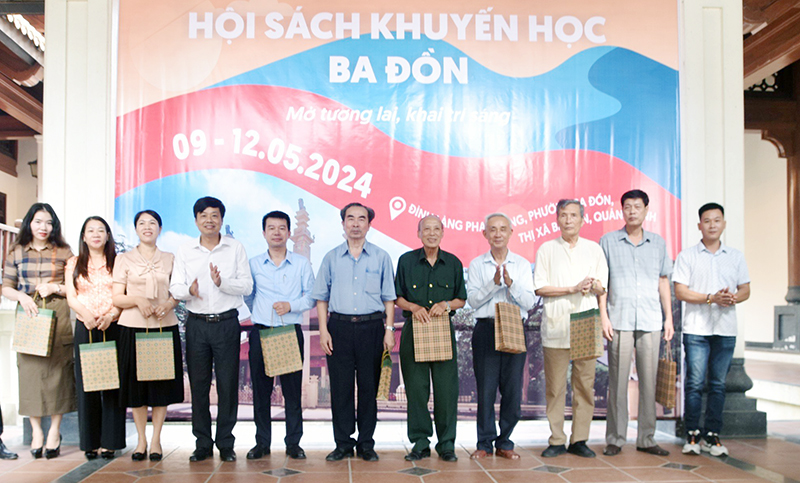 Ban tổ chức tặng sách cho độc giả.