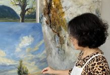 “Về miền Trung” Nữ họa sĩ Ngô Thị Thanh Thủy đang hoàn thiện tác phẩm về quê hương Quảng Bình.